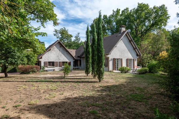 ECULLY - Maison familiale d'environ 280 m² - Garage double -Terrain de 3448 m²- 6 chambres