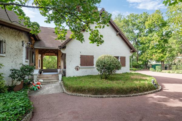 ECULLY - Maison familiale d'environ 280 m² - Garage double -Terrain de 3448 m²- 6 chambres