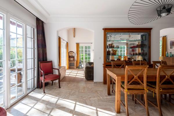 ECULLY - Maison familiale d'environ 280 m² - Garage double -Terrain de 3448 m²- 6 chambres