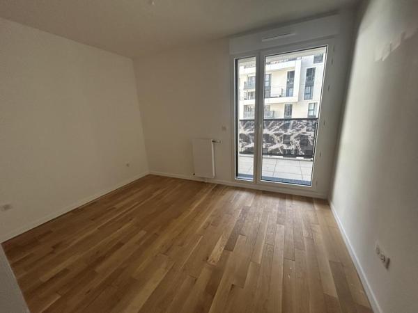Location Appartement 4 pièces 90 m² - Courbevoie 92400