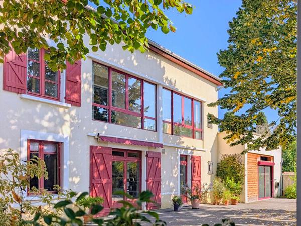 Maison Cazeres 8 pièce(s) 238 m2 avec garage et jardin