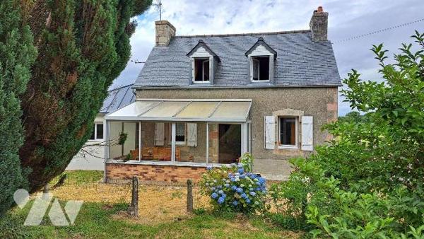 Située  à BOTSORHEL  dans un cadre  verdoyant , cette  maison  comprend :
au rez de chaussée: ...