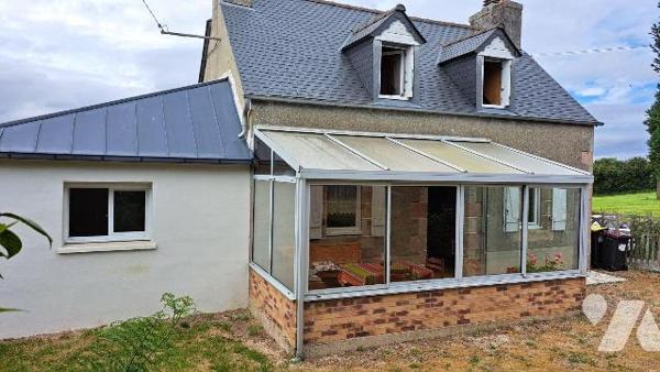 Située  à BOTSORHEL  dans un cadre  verdoyant , cette  maison  comprend :
au rez de chaussée: ...