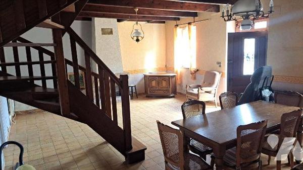 Située  à BOTSORHEL  dans un cadre  verdoyant , cette  maison  comprend :
au rez de chaussée: ...