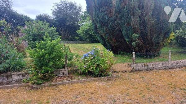 Située  à BOTSORHEL  dans un cadre  verdoyant , cette  maison  comprend :
au rez de chaussée: ...
