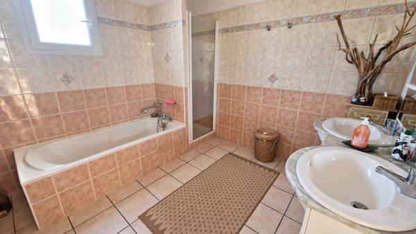 SAINT MARTIN DE HINX - MAISON FAMILIALE 162m2 - 4 CHAMBRES - TERRAIN CONSTRUCTIBLE ET DIVISIBLE 1730m2