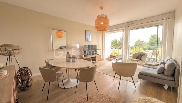 La quiétude d’une impasse privée alliée à l’effervescence citadine. Niché dans le très prisé quartier Trespoey, cet appartement traversant offre le privilège rare de vivre au calme absolu, tout en rejoignant l’hyper-centre de Pau en seulement cinq minutes de marche.

Dès l'entrée, le ton est donné. L'espace de vie s'ouvre sur un salon baigné de lumière, prolongé par un balcon exposé Sud-Est qui invite à la détente. 
La cuisine indépendante, aménagée et équipée, dispose de son propre balcon extérieur, d'un cellier et d'une buanderie attenante, optimisant chaque mètre carré pour un quotidien fluide.

Le coin nuit, parfaitement délimité, propose un dégagement optimisé avec un dressing et un placard intégré. Il distribue trois chambres spacieuse ainsi qu'une salle de bain combinant douche, baignoire et meuble double vasque. Un WC indépendant complète cet espace.

Le confort se prolonge à l'extérieur avec une place de parking privative en surface et un garage fermé en sous-sol, sécurisé par barrière et portail. Un atout majeur pour le secteur.

Côté technique, l'appartement bénéficie de prestations de qualité : Menuiseries en double vitrage aluminium, volets roulants électriques (sauf cuisine). 
Les charges de copropriété englobent déjà vos consommations d'eau chaude et froide, le chauffage, ainsi que l'entretien des espaces verts et des parties communes.

Un cadre de vie hautement recherché à Trespoey qui n'attend plus que votre visite.

Une attestation de financement et pièces d'identités seront demandés avant visite.