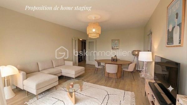 La quiétude d’une impasse privée alliée à l’effervescence citadine. Niché dans le très prisé quartier Trespoey, cet appartement traversant offre le privilège rare de vivre au calme absolu, tout en rejoignant l’hyper-centre de Pau en seulement cinq minutes de marche.

Dès l'entrée, le ton est donné. L'espace de vie s'ouvre sur un salon baigné de lumière, prolongé par un balcon exposé Sud-Est qui invite à la détente. 
La cuisine indépendante, aménagée et équipée, dispose de son propre balcon extérieur, d'un cellier et d'une buanderie attenante, optimisant chaque mètre carré pour un quotidien fluide.

Le coin nuit, parfaitement délimité, propose un dégagement optimisé avec un dressing et un placard intégré. Il distribue trois chambres spacieuse ainsi qu'une salle de bain combinant douche, baignoire et meuble double vasque. Un WC indépendant complète cet espace.

Le confort se prolonge à l'extérieur avec une place de parking privative en surface et un garage fermé en sous-sol, sécurisé par barrière et portail. Un atout majeur pour le secteur.

Côté technique, l'appartement bénéficie de prestations de qualité : Menuiseries en double vitrage aluminium, volets roulants électriques (sauf cuisine). 
Les charges de copropriété englobent déjà vos consommations d'eau chaude et froide, le chauffage, ainsi que l'entretien des espaces verts et des parties communes.

Un cadre de vie hautement recherché à Trespoey qui n'attend plus que votre visite.

Une attestation de financement et pièces d'identités seront demandés avant visite.