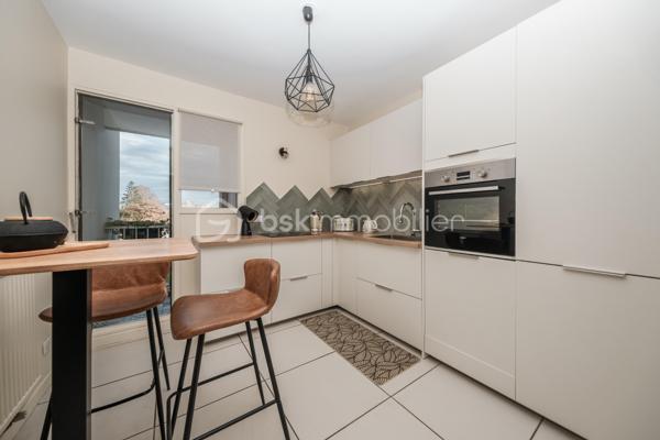 La quiétude d’une impasse privée alliée à l’effervescence citadine. Niché dans le très prisé quartier Trespoey, cet appartement traversant offre le privilège rare de vivre au calme absolu, tout en rejoignant l’hyper-centre de Pau en seulement cinq minutes de marche.

Dès l'entrée, le ton est donné. L'espace de vie s'ouvre sur un salon baigné de lumière, prolongé par un balcon exposé Sud-Est qui invite à la détente. 
La cuisine indépendante, aménagée et équipée, dispose de son propre balcon extérieur, d'un cellier et d'une buanderie attenante, optimisant chaque mètre carré pour un quotidien fluide.

Le coin nuit, parfaitement délimité, propose un dégagement optimisé avec un dressing et un placard intégré. Il distribue trois chambres spacieuse ainsi qu'une salle de bain combinant douche, baignoire et meuble double vasque. Un WC indépendant complète cet espace.

Le confort se prolonge à l'extérieur avec une place de parking privative en surface et un garage fermé en sous-sol, sécurisé par barrière et portail. Un atout majeur pour le secteur.

Côté technique, l'appartement bénéficie de prestations de qualité : Menuiseries en double vitrage aluminium, volets roulants électriques (sauf cuisine). 
Les charges de copropriété englobent déjà vos consommations d'eau chaude et froide, le chauffage, ainsi que l'entretien des espaces verts et des parties communes.

Un cadre de vie hautement recherché à Trespoey qui n'attend plus que votre visite.

Une attestation de financement et pièces d'identités seront demandés avant visite.