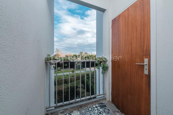 La quiétude d’une impasse privée alliée à l’effervescence citadine. Niché dans le très prisé quartier Trespoey, cet appartement traversant offre le privilège rare de vivre au calme absolu, tout en rejoignant l’hyper-centre de Pau en seulement cinq minutes de marche.

Dès l'entrée, le ton est donné. L'espace de vie s'ouvre sur un salon baigné de lumière, prolongé par un balcon exposé Sud-Est qui invite à la détente. 
La cuisine indépendante, aménagée et équipée, dispose de son propre balcon extérieur, d'un cellier et d'une buanderie attenante, optimisant chaque mètre carré pour un quotidien fluide.

Le coin nuit, parfaitement délimité, propose un dégagement optimisé avec un dressing et un placard intégré. Il distribue trois chambres spacieuse ainsi qu'une salle de bain combinant douche, baignoire et meuble double vasque. Un WC indépendant complète cet espace.

Le confort se prolonge à l'extérieur avec une place de parking privative en surface et un garage fermé en sous-sol, sécurisé par barrière et portail. Un atout majeur pour le secteur.

Côté technique, l'appartement bénéficie de prestations de qualité : Menuiseries en double vitrage aluminium, volets roulants électriques (sauf cuisine). 
Les charges de copropriété englobent déjà vos consommations d'eau chaude et froide, le chauffage, ainsi que l'entretien des espaces verts et des parties communes.

Un cadre de vie hautement recherché à Trespoey qui n'attend plus que votre visite.

Une attestation de financement et pièces d'identités seront demandés avant visite.