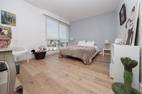 La quiétude d’une impasse privée alliée à l’effervescence citadine. Niché dans le très prisé quartier Trespoey, cet appartement traversant offre le privilège rare de vivre au calme absolu, tout en rejoignant l’hyper-centre de Pau en seulement cinq minutes de marche.

Dès l'entrée, le ton est donné. L'espace de vie s'ouvre sur un salon baigné de lumière, prolongé par un balcon exposé Sud-Est qui invite à la détente. 
La cuisine indépendante, aménagée et équipée, dispose de son propre balcon extérieur, d'un cellier et d'une buanderie attenante, optimisant chaque mètre carré pour un quotidien fluide.

Le coin nuit, parfaitement délimité, propose un dégagement optimisé avec un dressing et un placard intégré. Il distribue trois chambres spacieuse ainsi qu'une salle de bain combinant douche, baignoire et meuble double vasque. Un WC indépendant complète cet espace.

Le confort se prolonge à l'extérieur avec une place de parking privative en surface et un garage fermé en sous-sol, sécurisé par barrière et portail. Un atout majeur pour le secteur.

Côté technique, l'appartement bénéficie de prestations de qualité : Menuiseries en double vitrage aluminium, volets roulants électriques (sauf cuisine). 
Les charges de copropriété englobent déjà vos consommations d'eau chaude et froide, le chauffage, ainsi que l'entretien des espaces verts et des parties communes.

Un cadre de vie hautement recherché à Trespoey qui n'attend plus que votre visite.

Une attestation de financement et pièces d'identités seront demandés avant visite.