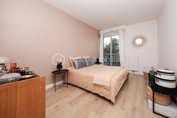 La quiétude d’une impasse privée alliée à l’effervescence citadine. Niché dans le très prisé quartier Trespoey, cet appartement traversant offre le privilège rare de vivre au calme absolu, tout en rejoignant l’hyper-centre de Pau en seulement cinq minutes de marche.

Dès l'entrée, le ton est donné. L'espace de vie s'ouvre sur un salon baigné de lumière, prolongé par un balcon exposé Sud-Est qui invite à la détente. 
La cuisine indépendante, aménagée et équipée, dispose de son propre balcon extérieur, d'un cellier et d'une buanderie attenante, optimisant chaque mètre carré pour un quotidien fluide.

Le coin nuit, parfaitement délimité, propose un dégagement optimisé avec un dressing et un placard intégré. Il distribue trois chambres spacieuse ainsi qu'une salle de bain combinant douche, baignoire et meuble double vasque. Un WC indépendant complète cet espace.

Le confort se prolonge à l'extérieur avec une place de parking privative en surface et un garage fermé en sous-sol, sécurisé par barrière et portail. Un atout majeur pour le secteur.

Côté technique, l'appartement bénéficie de prestations de qualité : Menuiseries en double vitrage aluminium, volets roulants électriques (sauf cuisine). 
Les charges de copropriété englobent déjà vos consommations d'eau chaude et froide, le chauffage, ainsi que l'entretien des espaces verts et des parties communes.

Un cadre de vie hautement recherché à Trespoey qui n'attend plus que votre visite.

Une attestation de financement et pièces d'identités seront demandés avant visite.