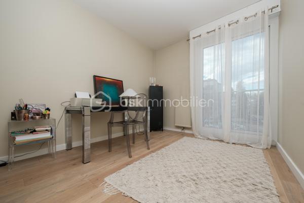 La quiétude d’une impasse privée alliée à l’effervescence citadine. Niché dans le très prisé quartier Trespoey, cet appartement traversant offre le privilège rare de vivre au calme absolu, tout en rejoignant l’hyper-centre de Pau en seulement cinq minutes de marche.

Dès l'entrée, le ton est donné. L'espace de vie s'ouvre sur un salon baigné de lumière, prolongé par un balcon exposé Sud-Est qui invite à la détente. 
La cuisine indépendante, aménagée et équipée, dispose de son propre balcon extérieur, d'un cellier et d'une buanderie attenante, optimisant chaque mètre carré pour un quotidien fluide.

Le coin nuit, parfaitement délimité, propose un dégagement optimisé avec un dressing et un placard intégré. Il distribue trois chambres spacieuse ainsi qu'une salle de bain combinant douche, baignoire et meuble double vasque. Un WC indépendant complète cet espace.

Le confort se prolonge à l'extérieur avec une place de parking privative en surface et un garage fermé en sous-sol, sécurisé par barrière et portail. Un atout majeur pour le secteur.

Côté technique, l'appartement bénéficie de prestations de qualité : Menuiseries en double vitrage aluminium, volets roulants électriques (sauf cuisine). 
Les charges de copropriété englobent déjà vos consommations d'eau chaude et froide, le chauffage, ainsi que l'entretien des espaces verts et des parties communes.

Un cadre de vie hautement recherché à Trespoey qui n'attend plus que votre visite.

Une attestation de financement et pièces d'identités seront demandés avant visite.