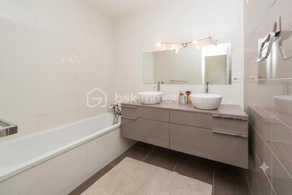 La quiétude d’une impasse privée alliée à l’effervescence citadine. Niché dans le très prisé quartier Trespoey, cet appartement traversant offre le privilège rare de vivre au calme absolu, tout en rejoignant l’hyper-centre de Pau en seulement cinq minutes de marche.

Dès l'entrée, le ton est donné. L'espace de vie s'ouvre sur un salon baigné de lumière, prolongé par un balcon exposé Sud-Est qui invite à la détente. 
La cuisine indépendante, aménagée et équipée, dispose de son propre balcon extérieur, d'un cellier et d'une buanderie attenante, optimisant chaque mètre carré pour un quotidien fluide.

Le coin nuit, parfaitement délimité, propose un dégagement optimisé avec un dressing et un placard intégré. Il distribue trois chambres spacieuse ainsi qu'une salle de bain combinant douche, baignoire et meuble double vasque. Un WC indépendant complète cet espace.

Le confort se prolonge à l'extérieur avec une place de parking privative en surface et un garage fermé en sous-sol, sécurisé par barrière et portail. Un atout majeur pour le secteur.

Côté technique, l'appartement bénéficie de prestations de qualité : Menuiseries en double vitrage aluminium, volets roulants électriques (sauf cuisine). 
Les charges de copropriété englobent déjà vos consommations d'eau chaude et froide, le chauffage, ainsi que l'entretien des espaces verts et des parties communes.

Un cadre de vie hautement recherché à Trespoey qui n'attend plus que votre visite.

Une attestation de financement et pièces d'identités seront demandés avant visite.