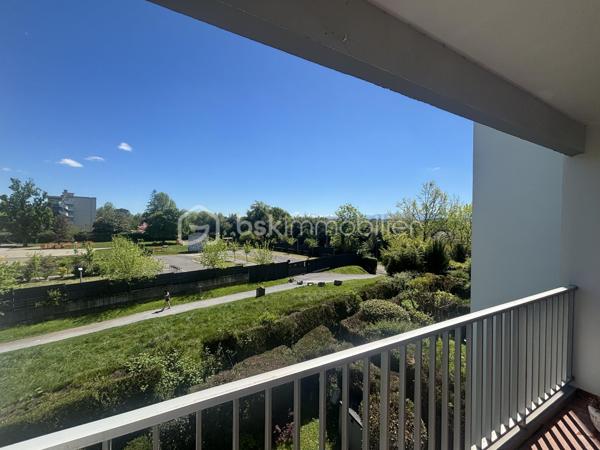 La quiétude d’une impasse privée alliée à l’effervescence citadine. Niché dans le très prisé quartier Trespoey, cet appartement traversant offre le privilège rare de vivre au calme absolu, tout en rejoignant l’hyper-centre de Pau en seulement cinq minutes de marche.

Dès l'entrée, le ton est donné. L'espace de vie s'ouvre sur un salon baigné de lumière, prolongé par un balcon exposé Sud-Est qui invite à la détente. 
La cuisine indépendante, aménagée et équipée, dispose de son propre balcon extérieur, d'un cellier et d'une buanderie attenante, optimisant chaque mètre carré pour un quotidien fluide.

Le coin nuit, parfaitement délimité, propose un dégagement optimisé avec un dressing et un placard intégré. Il distribue trois chambres spacieuse ainsi qu'une salle de bain combinant douche, baignoire et meuble double vasque. Un WC indépendant complète cet espace.

Le confort se prolonge à l'extérieur avec une place de parking privative en surface et un garage fermé en sous-sol, sécurisé par barrière et portail. Un atout majeur pour le secteur.

Côté technique, l'appartement bénéficie de prestations de qualité : Menuiseries en double vitrage aluminium, volets roulants électriques (sauf cuisine). 
Les charges de copropriété englobent déjà vos consommations d'eau chaude et froide, le chauffage, ainsi que l'entretien des espaces verts et des parties communes.

Un cadre de vie hautement recherché à Trespoey qui n'attend plus que votre visite.

Une attestation de financement et pièces d'identités seront demandés avant visite.