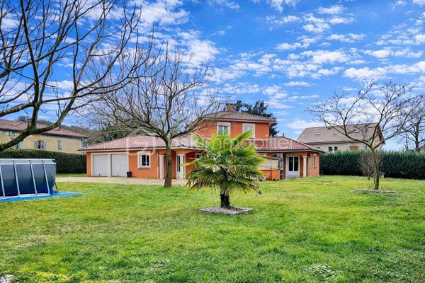 VINCENT PR IMMO et CELINE H IMMO vous présente cette belle maison familiale sur terrain arboré de 1 900 m² environ.
MARCOLLIN (38270) – À 5 min de Beaurepaire, 25 min de Vienne et Chanas
 située dans un environnement résidentiel calme et agréable, cette charmante maison familiale offre de beaux volumes et un cadre de vie idéal.

D’une superficie généreuse 140m2 environ, elle se compose de :
- 4 chambres spacieuses avec placard, dont une au rdc, parfaites pour accueillir toute la famille
- Un double séjour lumineux, offrant un bel espace de vie convivial
- Une cuisine fonctionnelle ouverte sur l’extérieur
- Un double garage avec accès direct à la maison
- Plusieurs ouvertures apportant une belle luminosité naturelle

À l’extérieur, vous profiterez d'une grande terrasse donnant sur un grand jardin arboré et entièrement plat, idéal pour les enfants, les réceptions en famille ou les moments de détente. Une grande piscine hors-sol complète cet espace extérieur agréable et bien entretenu.

La maison séduit par sa façade chaleureuse, son architecture harmonieuse et son terrain spacieux offrant de nombreuses possibilités d’aménagement.
✔ Chauffage au sol
✔ Portail motorisé
✔ Quartier calme
✔ Belle parcelle de terrain
✔ Idéal famille
✔ Stationnement facile
✔dépendance
Une maison fonctionnelle, lumineuse et prête à accueillir votre projet de vie.


Pour plus d’informations, contactez-nous dès maintenant.
📞 À visiter sans tarder. 7 / 7
Vincent 06 33 50 28 68 
Céline 07 49 42 74 26