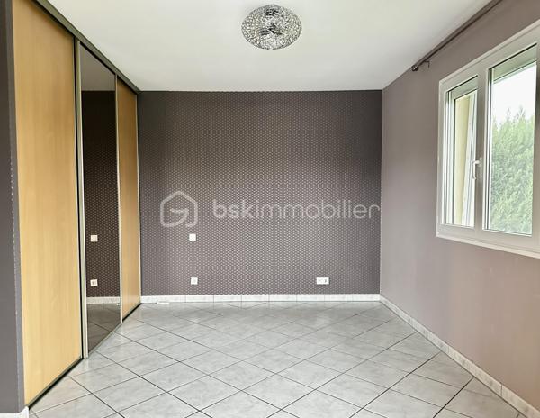 VINCENT PR IMMO et CELINE H IMMO vous présente cette belle maison familiale sur terrain arboré de 1 900 m² environ.
MARCOLLIN (38270) – À 5 min de Beaurepaire, 25 min de Vienne et Chanas
 située dans un environnement résidentiel calme et agréable, cette charmante maison familiale offre de beaux volumes et un cadre de vie idéal.

D’une superficie généreuse 140m2 environ, elle se compose de :
- 4 chambres spacieuses avec placard, dont une au rdc, parfaites pour accueillir toute la famille
- Un double séjour lumineux, offrant un bel espace de vie convivial
- Une cuisine fonctionnelle ouverte sur l’extérieur
- Un double garage avec accès direct à la maison
- Plusieurs ouvertures apportant une belle luminosité naturelle

À l’extérieur, vous profiterez d'une grande terrasse donnant sur un grand jardin arboré et entièrement plat, idéal pour les enfants, les réceptions en famille ou les moments de détente. Une grande piscine hors-sol complète cet espace extérieur agréable et bien entretenu.

La maison séduit par sa façade chaleureuse, son architecture harmonieuse et son terrain spacieux offrant de nombreuses possibilités d’aménagement.
✔ Chauffage au sol
✔ Portail motorisé
✔ Quartier calme
✔ Belle parcelle de terrain
✔ Idéal famille
✔ Stationnement facile
✔dépendance
Une maison fonctionnelle, lumineuse et prête à accueillir votre projet de vie.


Pour plus d’informations, contactez-nous dès maintenant.
📞 À visiter sans tarder. 7 / 7
Vincent 06 33 50 28 68 
Céline 07 49 42 74 26