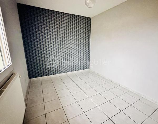 VINCENT PR IMMO et CELINE H IMMO vous présente cette belle maison familiale sur terrain arboré de 1 900 m² environ.
MARCOLLIN (38270) – À 5 min de Beaurepaire, 25 min de Vienne et Chanas
 située dans un environnement résidentiel calme et agréable, cette charmante maison familiale offre de beaux volumes et un cadre de vie idéal.

D’une superficie généreuse 140m2 environ, elle se compose de :
- 4 chambres spacieuses avec placard, dont une au rdc, parfaites pour accueillir toute la famille
- Un double séjour lumineux, offrant un bel espace de vie convivial
- Une cuisine fonctionnelle ouverte sur l’extérieur
- Un double garage avec accès direct à la maison
- Plusieurs ouvertures apportant une belle luminosité naturelle

À l’extérieur, vous profiterez d'une grande terrasse donnant sur un grand jardin arboré et entièrement plat, idéal pour les enfants, les réceptions en famille ou les moments de détente. Une grande piscine hors-sol complète cet espace extérieur agréable et bien entretenu.

La maison séduit par sa façade chaleureuse, son architecture harmonieuse et son terrain spacieux offrant de nombreuses possibilités d’aménagement.
✔ Chauffage au sol
✔ Portail motorisé
✔ Quartier calme
✔ Belle parcelle de terrain
✔ Idéal famille
✔ Stationnement facile
✔dépendance
Une maison fonctionnelle, lumineuse et prête à accueillir votre projet de vie.


Pour plus d’informations, contactez-nous dès maintenant.
📞 À visiter sans tarder. 7 / 7
Vincent 06 33 50 28 68 
Céline 07 49 42 74 26