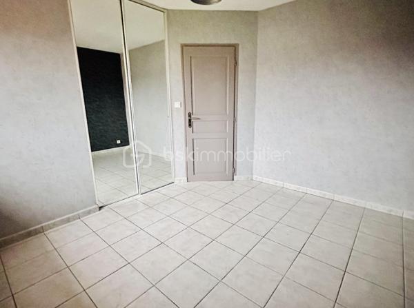 VINCENT PR IMMO et CELINE H IMMO vous présente cette belle maison familiale sur terrain arboré de 1 900 m² environ.
MARCOLLIN (38270) – À 5 min de Beaurepaire, 25 min de Vienne et Chanas
 située dans un environnement résidentiel calme et agréable, cette charmante maison familiale offre de beaux volumes et un cadre de vie idéal.

D’une superficie généreuse 140m2 environ, elle se compose de :
- 4 chambres spacieuses avec placard, dont une au rdc, parfaites pour accueillir toute la famille
- Un double séjour lumineux, offrant un bel espace de vie convivial
- Une cuisine fonctionnelle ouverte sur l’extérieur
- Un double garage avec accès direct à la maison
- Plusieurs ouvertures apportant une belle luminosité naturelle

À l’extérieur, vous profiterez d'une grande terrasse donnant sur un grand jardin arboré et entièrement plat, idéal pour les enfants, les réceptions en famille ou les moments de détente. Une grande piscine hors-sol complète cet espace extérieur agréable et bien entretenu.

La maison séduit par sa façade chaleureuse, son architecture harmonieuse et son terrain spacieux offrant de nombreuses possibilités d’aménagement.
✔ Chauffage au sol
✔ Portail motorisé
✔ Quartier calme
✔ Belle parcelle de terrain
✔ Idéal famille
✔ Stationnement facile
✔dépendance
Une maison fonctionnelle, lumineuse et prête à accueillir votre projet de vie.


Pour plus d’informations, contactez-nous dès maintenant.
📞 À visiter sans tarder. 7 / 7
Vincent 06 33 50 28 68 
Céline 07 49 42 74 26