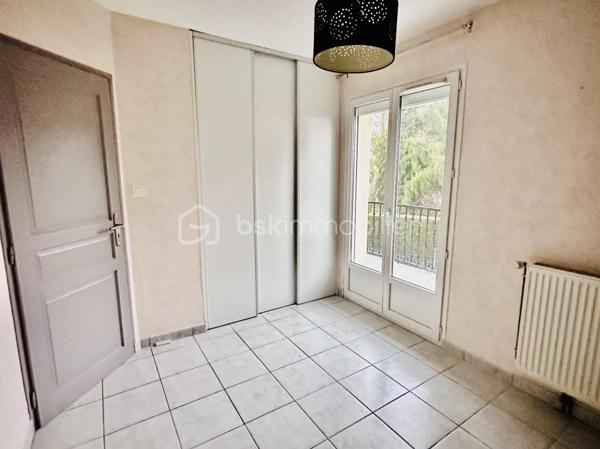 VINCENT PR IMMO et CELINE H IMMO vous présente cette belle maison familiale sur terrain arboré de 1 900 m² environ.
MARCOLLIN (38270) – À 5 min de Beaurepaire, 25 min de Vienne et Chanas
 située dans un environnement résidentiel calme et agréable, cette charmante maison familiale offre de beaux volumes et un cadre de vie idéal.

D’une superficie généreuse 140m2 environ, elle se compose de :
- 4 chambres spacieuses avec placard, dont une au rdc, parfaites pour accueillir toute la famille
- Un double séjour lumineux, offrant un bel espace de vie convivial
- Une cuisine fonctionnelle ouverte sur l’extérieur
- Un double garage avec accès direct à la maison
- Plusieurs ouvertures apportant une belle luminosité naturelle

À l’extérieur, vous profiterez d'une grande terrasse donnant sur un grand jardin arboré et entièrement plat, idéal pour les enfants, les réceptions en famille ou les moments de détente. Une grande piscine hors-sol complète cet espace extérieur agréable et bien entretenu.

La maison séduit par sa façade chaleureuse, son architecture harmonieuse et son terrain spacieux offrant de nombreuses possibilités d’aménagement.
✔ Chauffage au sol
✔ Portail motorisé
✔ Quartier calme
✔ Belle parcelle de terrain
✔ Idéal famille
✔ Stationnement facile
✔dépendance
Une maison fonctionnelle, lumineuse et prête à accueillir votre projet de vie.


Pour plus d’informations, contactez-nous dès maintenant.
📞 À visiter sans tarder. 7 / 7
Vincent 06 33 50 28 68 
Céline 07 49 42 74 26