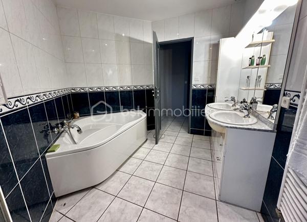 VINCENT PR IMMO et CELINE H IMMO vous présente cette belle maison familiale sur terrain arboré de 1 900 m² environ.
MARCOLLIN (38270) – À 5 min de Beaurepaire, 25 min de Vienne et Chanas
 située dans un environnement résidentiel calme et agréable, cette charmante maison familiale offre de beaux volumes et un cadre de vie idéal.

D’une superficie généreuse 140m2 environ, elle se compose de :
- 4 chambres spacieuses avec placard, dont une au rdc, parfaites pour accueillir toute la famille
- Un double séjour lumineux, offrant un bel espace de vie convivial
- Une cuisine fonctionnelle ouverte sur l’extérieur
- Un double garage avec accès direct à la maison
- Plusieurs ouvertures apportant une belle luminosité naturelle

À l’extérieur, vous profiterez d'une grande terrasse donnant sur un grand jardin arboré et entièrement plat, idéal pour les enfants, les réceptions en famille ou les moments de détente. Une grande piscine hors-sol complète cet espace extérieur agréable et bien entretenu.

La maison séduit par sa façade chaleureuse, son architecture harmonieuse et son terrain spacieux offrant de nombreuses possibilités d’aménagement.
✔ Chauffage au sol
✔ Portail motorisé
✔ Quartier calme
✔ Belle parcelle de terrain
✔ Idéal famille
✔ Stationnement facile
✔dépendance
Une maison fonctionnelle, lumineuse et prête à accueillir votre projet de vie.


Pour plus d’informations, contactez-nous dès maintenant.
📞 À visiter sans tarder. 7 / 7
Vincent 06 33 50 28 68 
Céline 07 49 42 74 26