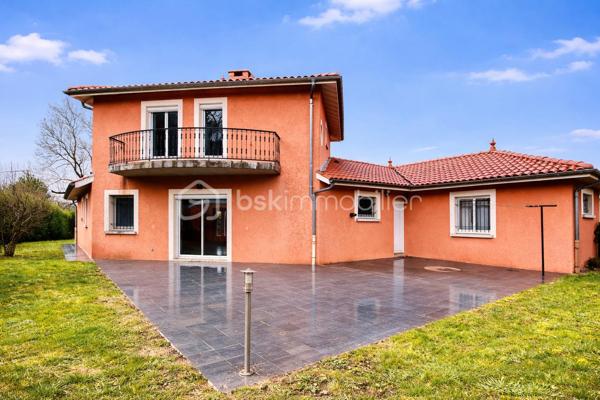 VINCENT PR IMMO et CELINE H IMMO vous présente cette belle maison familiale sur terrain arboré de 1 900 m² environ.
MARCOLLIN (38270) – À 5 min de Beaurepaire, 25 min de Vienne et Chanas
 située dans un environnement résidentiel calme et agréable, cette charmante maison familiale offre de beaux volumes et un cadre de vie idéal.

D’une superficie généreuse 140m2 environ, elle se compose de :
- 4 chambres spacieuses avec placard, dont une au rdc, parfaites pour accueillir toute la famille
- Un double séjour lumineux, offrant un bel espace de vie convivial
- Une cuisine fonctionnelle ouverte sur l’extérieur
- Un double garage avec accès direct à la maison
- Plusieurs ouvertures apportant une belle luminosité naturelle

À l’extérieur, vous profiterez d'une grande terrasse donnant sur un grand jardin arboré et entièrement plat, idéal pour les enfants, les réceptions en famille ou les moments de détente. Une grande piscine hors-sol complète cet espace extérieur agréable et bien entretenu.

La maison séduit par sa façade chaleureuse, son architecture harmonieuse et son terrain spacieux offrant de nombreuses possibilités d’aménagement.
✔ Chauffage au sol
✔ Portail motorisé
✔ Quartier calme
✔ Belle parcelle de terrain
✔ Idéal famille
✔ Stationnement facile
✔dépendance
Une maison fonctionnelle, lumineuse et prête à accueillir votre projet de vie.


Pour plus d’informations, contactez-nous dès maintenant.
📞 À visiter sans tarder. 7 / 7
Vincent 06 33 50 28 68 
Céline 07 49 42 74 26