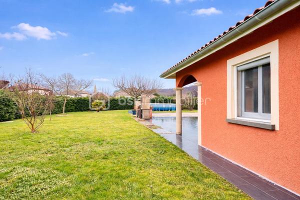 VINCENT PR IMMO et CELINE H IMMO vous présente cette belle maison familiale sur terrain arboré de 1 900 m² environ.
MARCOLLIN (38270) – À 5 min de Beaurepaire, 25 min de Vienne et Chanas
 située dans un environnement résidentiel calme et agréable, cette charmante maison familiale offre de beaux volumes et un cadre de vie idéal.

D’une superficie généreuse 140m2 environ, elle se compose de :
- 4 chambres spacieuses avec placard, dont une au rdc, parfaites pour accueillir toute la famille
- Un double séjour lumineux, offrant un bel espace de vie convivial
- Une cuisine fonctionnelle ouverte sur l’extérieur
- Un double garage avec accès direct à la maison
- Plusieurs ouvertures apportant une belle luminosité naturelle

À l’extérieur, vous profiterez d'une grande terrasse donnant sur un grand jardin arboré et entièrement plat, idéal pour les enfants, les réceptions en famille ou les moments de détente. Une grande piscine hors-sol complète cet espace extérieur agréable et bien entretenu.

La maison séduit par sa façade chaleureuse, son architecture harmonieuse et son terrain spacieux offrant de nombreuses possibilités d’aménagement.
✔ Chauffage au sol
✔ Portail motorisé
✔ Quartier calme
✔ Belle parcelle de terrain
✔ Idéal famille
✔ Stationnement facile
✔dépendance
Une maison fonctionnelle, lumineuse et prête à accueillir votre projet de vie.


Pour plus d’informations, contactez-nous dès maintenant.
📞 À visiter sans tarder. 7 / 7
Vincent 06 33 50 28 68 
Céline 07 49 42 74 26