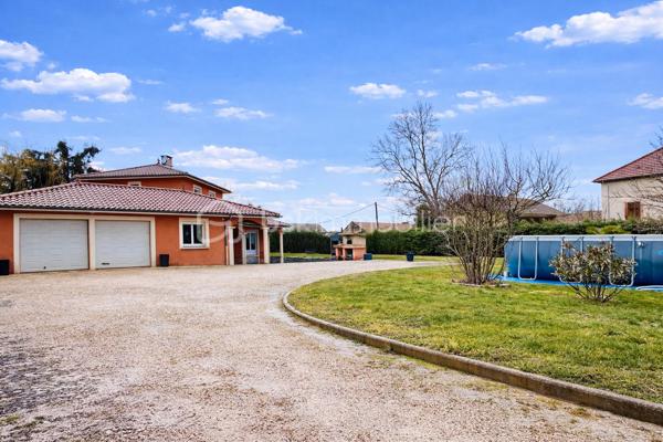 VINCENT PR IMMO et CELINE H IMMO vous présente cette belle maison familiale sur terrain arboré de 1 900 m² environ.
MARCOLLIN (38270) – À 5 min de Beaurepaire, 25 min de Vienne et Chanas
 située dans un environnement résidentiel calme et agréable, cette charmante maison familiale offre de beaux volumes et un cadre de vie idéal.

D’une superficie généreuse 140m2 environ, elle se compose de :
- 4 chambres spacieuses avec placard, dont une au rdc, parfaites pour accueillir toute la famille
- Un double séjour lumineux, offrant un bel espace de vie convivial
- Une cuisine fonctionnelle ouverte sur l’extérieur
- Un double garage avec accès direct à la maison
- Plusieurs ouvertures apportant une belle luminosité naturelle

À l’extérieur, vous profiterez d'une grande terrasse donnant sur un grand jardin arboré et entièrement plat, idéal pour les enfants, les réceptions en famille ou les moments de détente. Une grande piscine hors-sol complète cet espace extérieur agréable et bien entretenu.

La maison séduit par sa façade chaleureuse, son architecture harmonieuse et son terrain spacieux offrant de nombreuses possibilités d’aménagement.
✔ Chauffage au sol
✔ Portail motorisé
✔ Quartier calme
✔ Belle parcelle de terrain
✔ Idéal famille
✔ Stationnement facile
✔dépendance
Une maison fonctionnelle, lumineuse et prête à accueillir votre projet de vie.


Pour plus d’informations, contactez-nous dès maintenant.
📞 À visiter sans tarder. 7 / 7
Vincent 06 33 50 28 68 
Céline 07 49 42 74 26