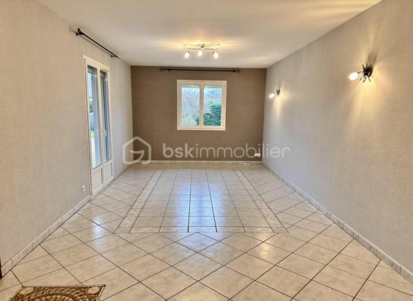 VINCENT PR IMMO et CELINE H IMMO vous présente cette belle maison familiale sur terrain arboré de 1 900 m² environ.
MARCOLLIN (38270) – À 5 min de Beaurepaire, 25 min de Vienne et Chanas
 située dans un environnement résidentiel calme et agréable, cette charmante maison familiale offre de beaux volumes et un cadre de vie idéal.

D’une superficie généreuse 140m2 environ, elle se compose de :
- 4 chambres spacieuses avec placard, dont une au rdc, parfaites pour accueillir toute la famille
- Un double séjour lumineux, offrant un bel espace de vie convivial
- Une cuisine fonctionnelle ouverte sur l’extérieur
- Un double garage avec accès direct à la maison
- Plusieurs ouvertures apportant une belle luminosité naturelle

À l’extérieur, vous profiterez d'une grande terrasse donnant sur un grand jardin arboré et entièrement plat, idéal pour les enfants, les réceptions en famille ou les moments de détente. Une grande piscine hors-sol complète cet espace extérieur agréable et bien entretenu.

La maison séduit par sa façade chaleureuse, son architecture harmonieuse et son terrain spacieux offrant de nombreuses possibilités d’aménagement.
✔ Chauffage au sol
✔ Portail motorisé
✔ Quartier calme
✔ Belle parcelle de terrain
✔ Idéal famille
✔ Stationnement facile
✔dépendance
Une maison fonctionnelle, lumineuse et prête à accueillir votre projet de vie.


Pour plus d’informations, contactez-nous dès maintenant.
📞 À visiter sans tarder. 7 / 7
Vincent 06 33 50 28 68 
Céline 07 49 42 74 26