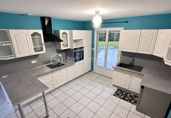 VINCENT PR IMMO et CELINE H IMMO vous présente cette belle maison familiale sur terrain arboré de 1 900 m² environ.
MARCOLLIN (38270) – À 5 min de Beaurepaire, 25 min de Vienne et Chanas
 située dans un environnement résidentiel calme et agréable, cette charmante maison familiale offre de beaux volumes et un cadre de vie idéal.

D’une superficie généreuse 140m2 environ, elle se compose de :
- 4 chambres spacieuses avec placard, dont une au rdc, parfaites pour accueillir toute la famille
- Un double séjour lumineux, offrant un bel espace de vie convivial
- Une cuisine fonctionnelle ouverte sur l’extérieur
- Un double garage avec accès direct à la maison
- Plusieurs ouvertures apportant une belle luminosité naturelle

À l’extérieur, vous profiterez d'une grande terrasse donnant sur un grand jardin arboré et entièrement plat, idéal pour les enfants, les réceptions en famille ou les moments de détente. Une grande piscine hors-sol complète cet espace extérieur agréable et bien entretenu.

La maison séduit par sa façade chaleureuse, son architecture harmonieuse et son terrain spacieux offrant de nombreuses possibilités d’aménagement.
✔ Chauffage au sol
✔ Portail motorisé
✔ Quartier calme
✔ Belle parcelle de terrain
✔ Idéal famille
✔ Stationnement facile
✔dépendance
Une maison fonctionnelle, lumineuse et prête à accueillir votre projet de vie.


Pour plus d’informations, contactez-nous dès maintenant.
📞 À visiter sans tarder. 7 / 7
Vincent 06 33 50 28 68 
Céline 07 49 42 74 26