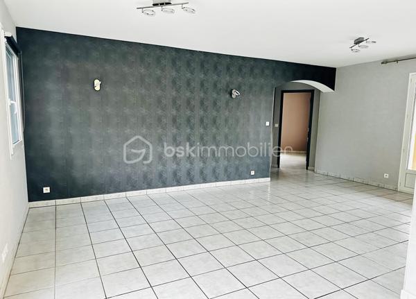 VINCENT PR IMMO et CELINE H IMMO vous présente cette belle maison familiale sur terrain arboré de 1 900 m² environ.
MARCOLLIN (38270) – À 5 min de Beaurepaire, 25 min de Vienne et Chanas
 située dans un environnement résidentiel calme et agréable, cette charmante maison familiale offre de beaux volumes et un cadre de vie idéal.

D’une superficie généreuse 140m2 environ, elle se compose de :
- 4 chambres spacieuses avec placard, dont une au rdc, parfaites pour accueillir toute la famille
- Un double séjour lumineux, offrant un bel espace de vie convivial
- Une cuisine fonctionnelle ouverte sur l’extérieur
- Un double garage avec accès direct à la maison
- Plusieurs ouvertures apportant une belle luminosité naturelle

À l’extérieur, vous profiterez d'une grande terrasse donnant sur un grand jardin arboré et entièrement plat, idéal pour les enfants, les réceptions en famille ou les moments de détente. Une grande piscine hors-sol complète cet espace extérieur agréable et bien entretenu.

La maison séduit par sa façade chaleureuse, son architecture harmonieuse et son terrain spacieux offrant de nombreuses possibilités d’aménagement.
✔ Chauffage au sol
✔ Portail motorisé
✔ Quartier calme
✔ Belle parcelle de terrain
✔ Idéal famille
✔ Stationnement facile
✔dépendance
Une maison fonctionnelle, lumineuse et prête à accueillir votre projet de vie.


Pour plus d’informations, contactez-nous dès maintenant.
📞 À visiter sans tarder. 7 / 7
Vincent 06 33 50 28 68 
Céline 07 49 42 74 26