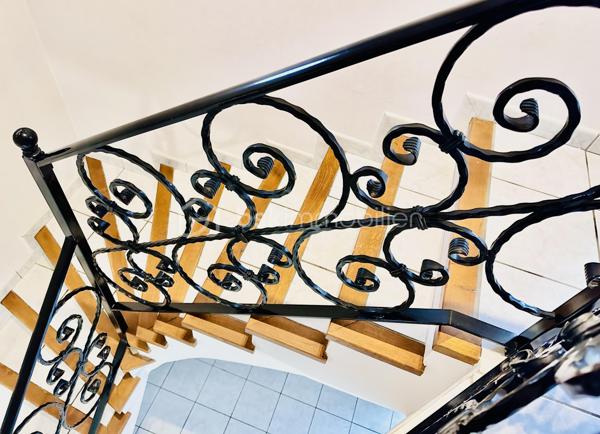 VINCENT PR IMMO et CELINE H IMMO vous présente cette belle maison familiale sur terrain arboré de 1 900 m² environ.
MARCOLLIN (38270) – À 5 min de Beaurepaire, 25 min de Vienne et Chanas
 située dans un environnement résidentiel calme et agréable, cette charmante maison familiale offre de beaux volumes et un cadre de vie idéal.

D’une superficie généreuse 140m2 environ, elle se compose de :
- 4 chambres spacieuses avec placard, dont une au rdc, parfaites pour accueillir toute la famille
- Un double séjour lumineux, offrant un bel espace de vie convivial
- Une cuisine fonctionnelle ouverte sur l’extérieur
- Un double garage avec accès direct à la maison
- Plusieurs ouvertures apportant une belle luminosité naturelle

À l’extérieur, vous profiterez d'une grande terrasse donnant sur un grand jardin arboré et entièrement plat, idéal pour les enfants, les réceptions en famille ou les moments de détente. Une grande piscine hors-sol complète cet espace extérieur agréable et bien entretenu.

La maison séduit par sa façade chaleureuse, son architecture harmonieuse et son terrain spacieux offrant de nombreuses possibilités d’aménagement.
✔ Chauffage au sol
✔ Portail motorisé
✔ Quartier calme
✔ Belle parcelle de terrain
✔ Idéal famille
✔ Stationnement facile
✔dépendance
Une maison fonctionnelle, lumineuse et prête à accueillir votre projet de vie.


Pour plus d’informations, contactez-nous dès maintenant.
📞 À visiter sans tarder. 7 / 7
Vincent 06 33 50 28 68 
Céline 07 49 42 74 26