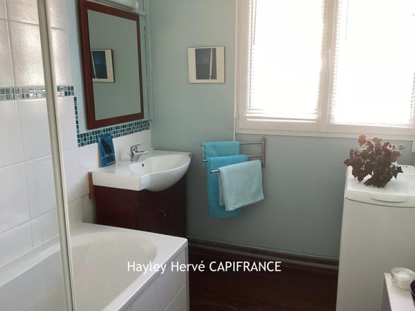 Immeuble à vendre à Mortain (50) – Local commercial et appartement avec garage