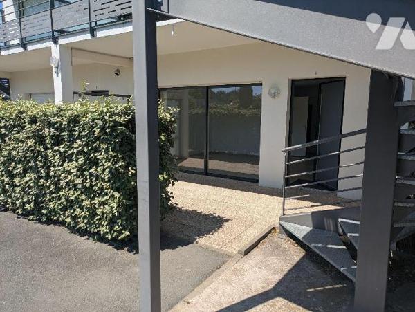 EXCLUSIVITÉ - LES HERBIERS - A proximité du centre-ville et des commodités, découvrez cet appar...
