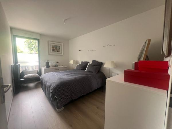 Emplacement idéal pour ce type 3 aux beaux volumes avec terrasse et jardin.