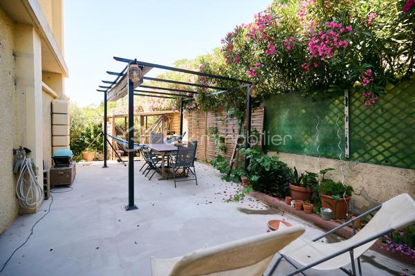 Située dans un secteur recherché de Six-Fours-les-Plages, cette agréable maison mitoyenne de 118 m² de surface au sol (105 m² Loi Carrez) est édifiée sur une parcelle d'environ 260 m² et offre de beaux volumes ainsi qu'un fort potentiel d'évolution.

Au rez-de-chaussée, vous découvrirez une entrée desservant un WC indépendant ainsi qu'un garage. Dans le prolongement, un séjour lumineux ouvert sur une cuisine équipée et meublée traversante créent un espace de vie convivial.

À l'étage, l'espace nuit se compose de trois chambres, dont une chambre parentale, ainsi qu'une salle de bains avec WC.

Les combles, situés au deuxième niveau, offrent un véritable potentiel d'aménagement. Modulables selon les besoins et les envies des futurs propriétaires, ils permettent d'envisager la création d'une chambre supplémentaire, d'un bureau, d'une salle de jeux ou d'un espace détente.

À l'extérieur, vous profiterez d'un jardin agréable, d'une terrasse côté cuisine ainsi que de plusieurs possibilités de stationnement.

Côté prestations, la maison bénéficie d'équipements de qualité : toiture récemment rénovée, double vitrage sur l'ensemble des ouvertures, climatisation réversible et poêle à granulés, assurant un confort optimal tout au long de l'année.

Un bien idéal pour une famille à la recherche d'un cadre de vie agréable, à proximité des commodités et des plages.

À découvrir sans tarder !