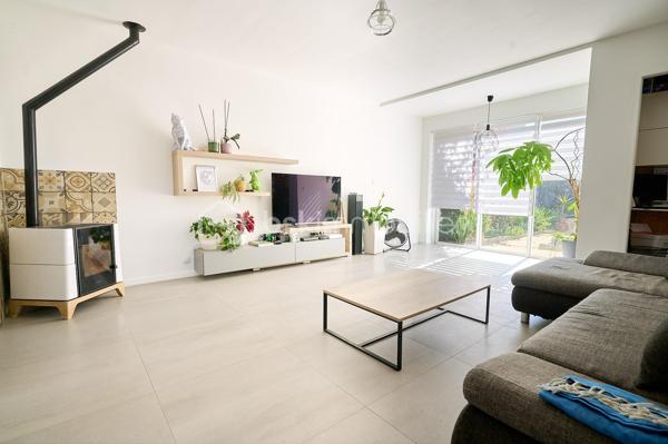Située dans un secteur recherché de Six-Fours-les-Plages, cette agréable maison mitoyenne de 118 m² de surface au sol (105 m² Loi Carrez) est édifiée sur une parcelle d'environ 260 m² et offre de beaux volumes ainsi qu'un fort potentiel d'évolution.

Au rez-de-chaussée, vous découvrirez une entrée desservant un WC indépendant ainsi qu'un garage. Dans le prolongement, un séjour lumineux ouvert sur une cuisine équipée et meublée traversante créent un espace de vie convivial.

À l'étage, l'espace nuit se compose de trois chambres, dont une chambre parentale, ainsi qu'une salle de bains avec WC.

Les combles, situés au deuxième niveau, offrent un véritable potentiel d'aménagement. Modulables selon les besoins et les envies des futurs propriétaires, ils permettent d'envisager la création d'une chambre supplémentaire, d'un bureau, d'une salle de jeux ou d'un espace détente.

À l'extérieur, vous profiterez d'un jardin agréable, d'une terrasse côté cuisine ainsi que de plusieurs possibilités de stationnement.

Côté prestations, la maison bénéficie d'équipements de qualité : toiture récemment rénovée, double vitrage sur l'ensemble des ouvertures, climatisation réversible et poêle à granulés, assurant un confort optimal tout au long de l'année.

Un bien idéal pour une famille à la recherche d'un cadre de vie agréable, à proximité des commodités et des plages.

À découvrir sans tarder !