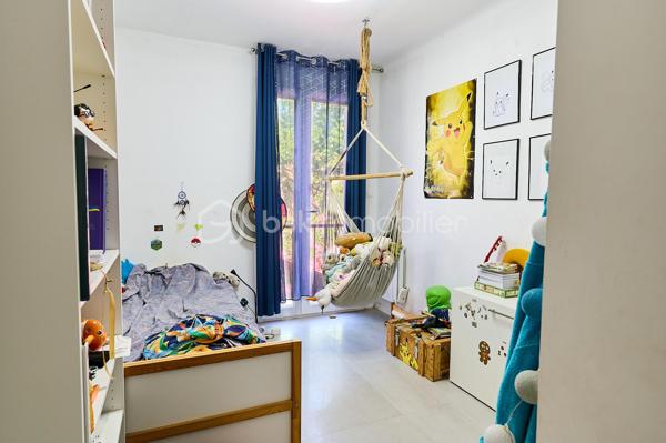 Située dans un secteur recherché de Six-Fours-les-Plages, cette agréable maison mitoyenne de 118 m² de surface au sol (105 m² Loi Carrez) est édifiée sur une parcelle d'environ 260 m² et offre de beaux volumes ainsi qu'un fort potentiel d'évolution.

Au rez-de-chaussée, vous découvrirez une entrée desservant un WC indépendant ainsi qu'un garage. Dans le prolongement, un séjour lumineux ouvert sur une cuisine équipée et meublée traversante créent un espace de vie convivial.

À l'étage, l'espace nuit se compose de trois chambres, dont une chambre parentale, ainsi qu'une salle de bains avec WC.

Les combles, situés au deuxième niveau, offrent un véritable potentiel d'aménagement. Modulables selon les besoins et les envies des futurs propriétaires, ils permettent d'envisager la création d'une chambre supplémentaire, d'un bureau, d'une salle de jeux ou d'un espace détente.

À l'extérieur, vous profiterez d'un jardin agréable, d'une terrasse côté cuisine ainsi que de plusieurs possibilités de stationnement.

Côté prestations, la maison bénéficie d'équipements de qualité : toiture récemment rénovée, double vitrage sur l'ensemble des ouvertures, climatisation réversible et poêle à granulés, assurant un confort optimal tout au long de l'année.

Un bien idéal pour une famille à la recherche d'un cadre de vie agréable, à proximité des commodités et des plages.

À découvrir sans tarder !