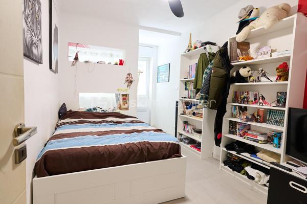 Située dans un secteur recherché de Six-Fours-les-Plages, cette agréable maison mitoyenne de 118 m² de surface au sol (105 m² Loi Carrez) est édifiée sur une parcelle d'environ 260 m² et offre de beaux volumes ainsi qu'un fort potentiel d'évolution.

Au rez-de-chaussée, vous découvrirez une entrée desservant un WC indépendant ainsi qu'un garage. Dans le prolongement, un séjour lumineux ouvert sur une cuisine équipée et meublée traversante créent un espace de vie convivial.

À l'étage, l'espace nuit se compose de trois chambres, dont une chambre parentale, ainsi qu'une salle de bains avec WC.

Les combles, situés au deuxième niveau, offrent un véritable potentiel d'aménagement. Modulables selon les besoins et les envies des futurs propriétaires, ils permettent d'envisager la création d'une chambre supplémentaire, d'un bureau, d'une salle de jeux ou d'un espace détente.

À l'extérieur, vous profiterez d'un jardin agréable, d'une terrasse côté cuisine ainsi que de plusieurs possibilités de stationnement.

Côté prestations, la maison bénéficie d'équipements de qualité : toiture récemment rénovée, double vitrage sur l'ensemble des ouvertures, climatisation réversible et poêle à granulés, assurant un confort optimal tout au long de l'année.

Un bien idéal pour une famille à la recherche d'un cadre de vie agréable, à proximité des commodités et des plages.

À découvrir sans tarder !