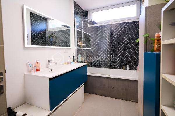 Située dans un secteur recherché de Six-Fours-les-Plages, cette agréable maison mitoyenne de 118 m² de surface au sol (105 m² Loi Carrez) est édifiée sur une parcelle d'environ 260 m² et offre de beaux volumes ainsi qu'un fort potentiel d'évolution.

Au rez-de-chaussée, vous découvrirez une entrée desservant un WC indépendant ainsi qu'un garage. Dans le prolongement, un séjour lumineux ouvert sur une cuisine équipée et meublée traversante créent un espace de vie convivial.

À l'étage, l'espace nuit se compose de trois chambres, dont une chambre parentale, ainsi qu'une salle de bains avec WC.

Les combles, situés au deuxième niveau, offrent un véritable potentiel d'aménagement. Modulables selon les besoins et les envies des futurs propriétaires, ils permettent d'envisager la création d'une chambre supplémentaire, d'un bureau, d'une salle de jeux ou d'un espace détente.

À l'extérieur, vous profiterez d'un jardin agréable, d'une terrasse côté cuisine ainsi que de plusieurs possibilités de stationnement.

Côté prestations, la maison bénéficie d'équipements de qualité : toiture récemment rénovée, double vitrage sur l'ensemble des ouvertures, climatisation réversible et poêle à granulés, assurant un confort optimal tout au long de l'année.

Un bien idéal pour une famille à la recherche d'un cadre de vie agréable, à proximité des commodités et des plages.

À découvrir sans tarder !