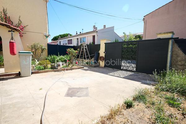 Située dans un secteur recherché de Six-Fours-les-Plages, cette agréable maison mitoyenne de 118 m² de surface au sol (105 m² Loi Carrez) est édifiée sur une parcelle d'environ 260 m² et offre de beaux volumes ainsi qu'un fort potentiel d'évolution.

Au rez-de-chaussée, vous découvrirez une entrée desservant un WC indépendant ainsi qu'un garage. Dans le prolongement, un séjour lumineux ouvert sur une cuisine équipée et meublée traversante créent un espace de vie convivial.

À l'étage, l'espace nuit se compose de trois chambres, dont une chambre parentale, ainsi qu'une salle de bains avec WC.

Les combles, situés au deuxième niveau, offrent un véritable potentiel d'aménagement. Modulables selon les besoins et les envies des futurs propriétaires, ils permettent d'envisager la création d'une chambre supplémentaire, d'un bureau, d'une salle de jeux ou d'un espace détente.

À l'extérieur, vous profiterez d'un jardin agréable, d'une terrasse côté cuisine ainsi que de plusieurs possibilités de stationnement.

Côté prestations, la maison bénéficie d'équipements de qualité : toiture récemment rénovée, double vitrage sur l'ensemble des ouvertures, climatisation réversible et poêle à granulés, assurant un confort optimal tout au long de l'année.

Un bien idéal pour une famille à la recherche d'un cadre de vie agréable, à proximité des commodités et des plages.

À découvrir sans tarder !