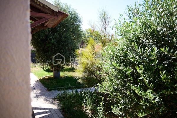 Située dans un secteur recherché de Six-Fours-les-Plages, cette agréable maison mitoyenne de 118 m² de surface au sol (105 m² Loi Carrez) est édifiée sur une parcelle d'environ 260 m² et offre de beaux volumes ainsi qu'un fort potentiel d'évolution.

Au rez-de-chaussée, vous découvrirez une entrée desservant un WC indépendant ainsi qu'un garage. Dans le prolongement, un séjour lumineux ouvert sur une cuisine équipée et meublée traversante créent un espace de vie convivial.

À l'étage, l'espace nuit se compose de trois chambres, dont une chambre parentale, ainsi qu'une salle de bains avec WC.

Les combles, situés au deuxième niveau, offrent un véritable potentiel d'aménagement. Modulables selon les besoins et les envies des futurs propriétaires, ils permettent d'envisager la création d'une chambre supplémentaire, d'un bureau, d'une salle de jeux ou d'un espace détente.

À l'extérieur, vous profiterez d'un jardin agréable, d'une terrasse côté cuisine ainsi que de plusieurs possibilités de stationnement.

Côté prestations, la maison bénéficie d'équipements de qualité : toiture récemment rénovée, double vitrage sur l'ensemble des ouvertures, climatisation réversible et poêle à granulés, assurant un confort optimal tout au long de l'année.

Un bien idéal pour une famille à la recherche d'un cadre de vie agréable, à proximité des commodités et des plages.

À découvrir sans tarder !