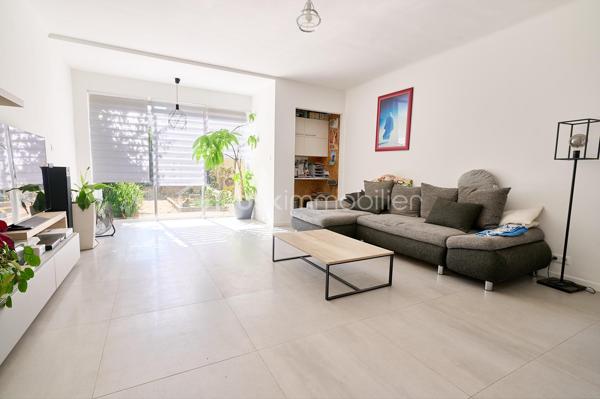Située dans un secteur recherché de Six-Fours-les-Plages, cette agréable maison mitoyenne de 118 m² de surface au sol (105 m² Loi Carrez) est édifiée sur une parcelle d'environ 260 m² et offre de beaux volumes ainsi qu'un fort potentiel d'évolution.

Au rez-de-chaussée, vous découvrirez une entrée desservant un WC indépendant ainsi qu'un garage. Dans le prolongement, un séjour lumineux ouvert sur une cuisine équipée et meublée traversante créent un espace de vie convivial.

À l'étage, l'espace nuit se compose de trois chambres, dont une chambre parentale, ainsi qu'une salle de bains avec WC.

Les combles, situés au deuxième niveau, offrent un véritable potentiel d'aménagement. Modulables selon les besoins et les envies des futurs propriétaires, ils permettent d'envisager la création d'une chambre supplémentaire, d'un bureau, d'une salle de jeux ou d'un espace détente.

À l'extérieur, vous profiterez d'un jardin agréable, d'une terrasse côté cuisine ainsi que de plusieurs possibilités de stationnement.

Côté prestations, la maison bénéficie d'équipements de qualité : toiture récemment rénovée, double vitrage sur l'ensemble des ouvertures, climatisation réversible et poêle à granulés, assurant un confort optimal tout au long de l'année.

Un bien idéal pour une famille à la recherche d'un cadre de vie agréable, à proximité des commodités et des plages.

À découvrir sans tarder !
