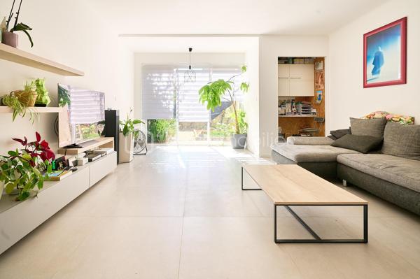 Située dans un secteur recherché de Six-Fours-les-Plages, cette agréable maison mitoyenne de 118 m² de surface au sol (105 m² Loi Carrez) est édifiée sur une parcelle d'environ 260 m² et offre de beaux volumes ainsi qu'un fort potentiel d'évolution.

Au rez-de-chaussée, vous découvrirez une entrée desservant un WC indépendant ainsi qu'un garage. Dans le prolongement, un séjour lumineux ouvert sur une cuisine équipée et meublée traversante créent un espace de vie convivial.

À l'étage, l'espace nuit se compose de trois chambres, dont une chambre parentale, ainsi qu'une salle de bains avec WC.

Les combles, situés au deuxième niveau, offrent un véritable potentiel d'aménagement. Modulables selon les besoins et les envies des futurs propriétaires, ils permettent d'envisager la création d'une chambre supplémentaire, d'un bureau, d'une salle de jeux ou d'un espace détente.

À l'extérieur, vous profiterez d'un jardin agréable, d'une terrasse côté cuisine ainsi que de plusieurs possibilités de stationnement.

Côté prestations, la maison bénéficie d'équipements de qualité : toiture récemment rénovée, double vitrage sur l'ensemble des ouvertures, climatisation réversible et poêle à granulés, assurant un confort optimal tout au long de l'année.

Un bien idéal pour une famille à la recherche d'un cadre de vie agréable, à proximité des commodités et des plages.

À découvrir sans tarder !