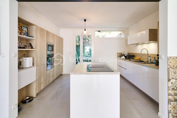 Située dans un secteur recherché de Six-Fours-les-Plages, cette agréable maison mitoyenne de 118 m² de surface au sol (105 m² Loi Carrez) est édifiée sur une parcelle d'environ 260 m² et offre de beaux volumes ainsi qu'un fort potentiel d'évolution.

Au rez-de-chaussée, vous découvrirez une entrée desservant un WC indépendant ainsi qu'un garage. Dans le prolongement, un séjour lumineux ouvert sur une cuisine équipée et meublée traversante créent un espace de vie convivial.

À l'étage, l'espace nuit se compose de trois chambres, dont une chambre parentale, ainsi qu'une salle de bains avec WC.

Les combles, situés au deuxième niveau, offrent un véritable potentiel d'aménagement. Modulables selon les besoins et les envies des futurs propriétaires, ils permettent d'envisager la création d'une chambre supplémentaire, d'un bureau, d'une salle de jeux ou d'un espace détente.

À l'extérieur, vous profiterez d'un jardin agréable, d'une terrasse côté cuisine ainsi que de plusieurs possibilités de stationnement.

Côté prestations, la maison bénéficie d'équipements de qualité : toiture récemment rénovée, double vitrage sur l'ensemble des ouvertures, climatisation réversible et poêle à granulés, assurant un confort optimal tout au long de l'année.

Un bien idéal pour une famille à la recherche d'un cadre de vie agréable, à proximité des commodités et des plages.

À découvrir sans tarder !