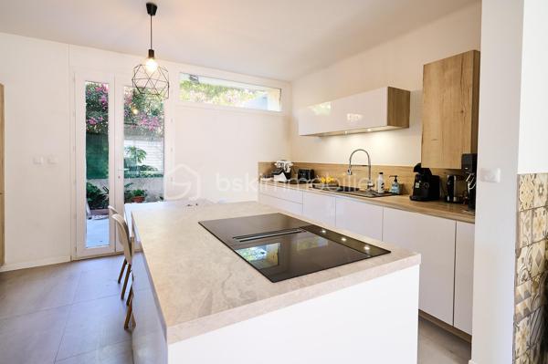 Située dans un secteur recherché de Six-Fours-les-Plages, cette agréable maison mitoyenne de 118 m² de surface au sol (105 m² Loi Carrez) est édifiée sur une parcelle d'environ 260 m² et offre de beaux volumes ainsi qu'un fort potentiel d'évolution.

Au rez-de-chaussée, vous découvrirez une entrée desservant un WC indépendant ainsi qu'un garage. Dans le prolongement, un séjour lumineux ouvert sur une cuisine équipée et meublée traversante créent un espace de vie convivial.

À l'étage, l'espace nuit se compose de trois chambres, dont une chambre parentale, ainsi qu'une salle de bains avec WC.

Les combles, situés au deuxième niveau, offrent un véritable potentiel d'aménagement. Modulables selon les besoins et les envies des futurs propriétaires, ils permettent d'envisager la création d'une chambre supplémentaire, d'un bureau, d'une salle de jeux ou d'un espace détente.

À l'extérieur, vous profiterez d'un jardin agréable, d'une terrasse côté cuisine ainsi que de plusieurs possibilités de stationnement.

Côté prestations, la maison bénéficie d'équipements de qualité : toiture récemment rénovée, double vitrage sur l'ensemble des ouvertures, climatisation réversible et poêle à granulés, assurant un confort optimal tout au long de l'année.

Un bien idéal pour une famille à la recherche d'un cadre de vie agréable, à proximité des commodités et des plages.

À découvrir sans tarder !
