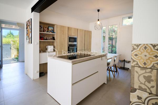 Située dans un secteur recherché de Six-Fours-les-Plages, cette agréable maison mitoyenne de 118 m² de surface au sol (105 m² Loi Carrez) est édifiée sur une parcelle d'environ 260 m² et offre de beaux volumes ainsi qu'un fort potentiel d'évolution.

Au rez-de-chaussée, vous découvrirez une entrée desservant un WC indépendant ainsi qu'un garage. Dans le prolongement, un séjour lumineux ouvert sur une cuisine équipée et meublée traversante créent un espace de vie convivial.

À l'étage, l'espace nuit se compose de trois chambres, dont une chambre parentale, ainsi qu'une salle de bains avec WC.

Les combles, situés au deuxième niveau, offrent un véritable potentiel d'aménagement. Modulables selon les besoins et les envies des futurs propriétaires, ils permettent d'envisager la création d'une chambre supplémentaire, d'un bureau, d'une salle de jeux ou d'un espace détente.

À l'extérieur, vous profiterez d'un jardin agréable, d'une terrasse côté cuisine ainsi que de plusieurs possibilités de stationnement.

Côté prestations, la maison bénéficie d'équipements de qualité : toiture récemment rénovée, double vitrage sur l'ensemble des ouvertures, climatisation réversible et poêle à granulés, assurant un confort optimal tout au long de l'année.

Un bien idéal pour une famille à la recherche d'un cadre de vie agréable, à proximité des commodités et des plages.

À découvrir sans tarder !