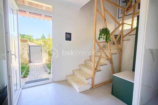 Située dans un secteur recherché de Six-Fours-les-Plages, cette agréable maison mitoyenne de 118 m² de surface au sol (105 m² Loi Carrez) est édifiée sur une parcelle d'environ 260 m² et offre de beaux volumes ainsi qu'un fort potentiel d'évolution.

Au rez-de-chaussée, vous découvrirez une entrée desservant un WC indépendant ainsi qu'un garage. Dans le prolongement, un séjour lumineux ouvert sur une cuisine équipée et meublée traversante créent un espace de vie convivial.

À l'étage, l'espace nuit se compose de trois chambres, dont une chambre parentale, ainsi qu'une salle de bains avec WC.

Les combles, situés au deuxième niveau, offrent un véritable potentiel d'aménagement. Modulables selon les besoins et les envies des futurs propriétaires, ils permettent d'envisager la création d'une chambre supplémentaire, d'un bureau, d'une salle de jeux ou d'un espace détente.

À l'extérieur, vous profiterez d'un jardin agréable, d'une terrasse côté cuisine ainsi que de plusieurs possibilités de stationnement.

Côté prestations, la maison bénéficie d'équipements de qualité : toiture récemment rénovée, double vitrage sur l'ensemble des ouvertures, climatisation réversible et poêle à granulés, assurant un confort optimal tout au long de l'année.

Un bien idéal pour une famille à la recherche d'un cadre de vie agréable, à proximité des commodités et des plages.

À découvrir sans tarder !