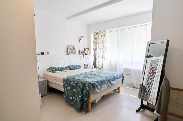 Située dans un secteur recherché de Six-Fours-les-Plages, cette agréable maison mitoyenne de 118 m² de surface au sol (105 m² Loi Carrez) est édifiée sur une parcelle d'environ 260 m² et offre de beaux volumes ainsi qu'un fort potentiel d'évolution.

Au rez-de-chaussée, vous découvrirez une entrée desservant un WC indépendant ainsi qu'un garage. Dans le prolongement, un séjour lumineux ouvert sur une cuisine équipée et meublée traversante créent un espace de vie convivial.

À l'étage, l'espace nuit se compose de trois chambres, dont une chambre parentale, ainsi qu'une salle de bains avec WC.

Les combles, situés au deuxième niveau, offrent un véritable potentiel d'aménagement. Modulables selon les besoins et les envies des futurs propriétaires, ils permettent d'envisager la création d'une chambre supplémentaire, d'un bureau, d'une salle de jeux ou d'un espace détente.

À l'extérieur, vous profiterez d'un jardin agréable, d'une terrasse côté cuisine ainsi que de plusieurs possibilités de stationnement.

Côté prestations, la maison bénéficie d'équipements de qualité : toiture récemment rénovée, double vitrage sur l'ensemble des ouvertures, climatisation réversible et poêle à granulés, assurant un confort optimal tout au long de l'année.

Un bien idéal pour une famille à la recherche d'un cadre de vie agréable, à proximité des commodités et des plages.

À découvrir sans tarder !