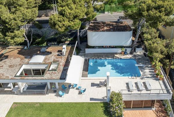 TOULON – FARON | Appartement-villa d’exception avec panorama sur la mer et la rade

Sur les hauteurs du Faron, au sein d’une copropriété de standing à l’architecture remarquable, ce bien rare occupe le dernier niveau et bénéficie d’un cadre de vie privilégié, entre mer, nature et élégance.

Véritable appartement-villa développé de plain-pied, il offre plus de 200 m² habitables sur un ensemble d’environ 1 000 m², en jouissance exclusive. Il conjugue le confort d’un appartement avec l’esprit d’une villa : volumes généreux, circulation fluide sur un seul niveau, accès privatif, extérieurs d’exception et piscine privative.

Dès l’entrée, le regard se laisse naturellement porter vers la Méditerranée. La mer, la rade de Toulon et les reliefs environnants dessinent un décor d’une rare intensité, visible depuis les espaces de réception comme depuis les extérieurs. Ici, le panorama ne se contemple pas seulement : il devient une composante essentielle de l’art de vivre offert par ce lieu unique.

Pensé autour d’un véritable art de vivre indoor-outdoor, ce bien offre une continuité rare entre intérieur et extérieur. Les espaces de réception se prolongent naturellement vers les terrasses, créant une atmosphère lumineuse, ouverte et entièrement tournée vers le panorama.

La pièce de vie, d’une superficie de plus de 75 m², constitue le cœur du bien. Ses belles proportions, sa cheminée et son ouverture direct à l’extérieur en font un espace à la fois élégant, chaleureux et convivial. La cuisine équipée s’inscrit dans le même esprit de confort et de raffinement.

L’espace nuit comprend trois chambres, dont une suite parentale avec salle de bains privative, ainsi qu’une seconde salle de bains et un bureau pouvant être aménagé en quatrième chambre. La distribution préserve l’intimité des espaces privés tout en conservant une circulation harmonieuse.

À l’extérieur, terrasses, jardin, piscine de 5 x 11 mètres, une cuisine d’été avec sanitaire, et une terrasse couverte. Ces espaces prolongent l’appartement comme une véritables pièces de vie à ciel ouvert, idéales pour recevoir, se détendre et de profiter pleinement du climat méditerranéen dans un cadre privilégié face à la mer et à l’une des plus belles rades du monde.

Un accès privatif, plusieurs emplacements de stationnement et deux caves complètent cet ensemble rare sur le marché toulonnais.

Ce bien réunit les atouts d’un appartement de standing — sécurité, dernier étage, vie de plain-pied — et le confort d’une villa, avec ses extérieurs généreux, sa piscine privative, son adresse confidentielle et l’absence de vis-à-vis.

Un bien unique sur le secteur du Faron, destiné à une clientèle recherchant un lieu de vie rare, élégant et résolument tourné vers l’art de vivre méditerranéen.

Des prestations soignées et haut de gamme complètent ce bien d’exception, avec chauffage individuel au gaz, climatisation réversible et système d’arrosage automatique, pour un confort optimal en toute saison.